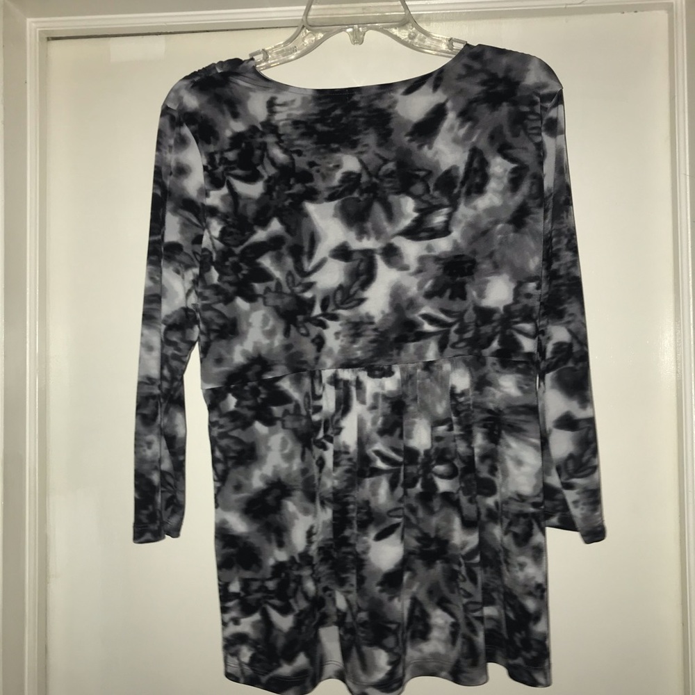 Daisy Fuentes flattering blouse